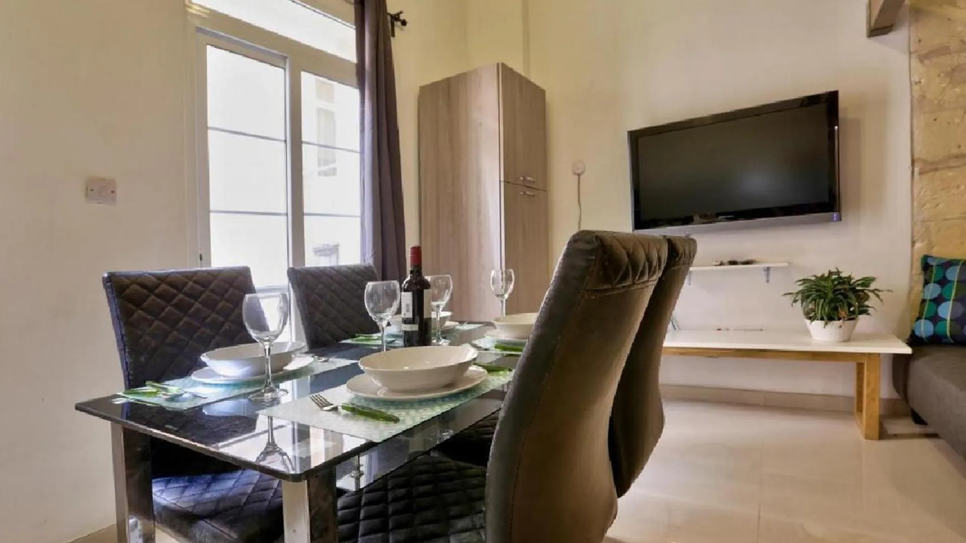 Exquisite 3-Bedroom Duplex Penthouse With Jacuzzi In Valletta Centre Lägenhet