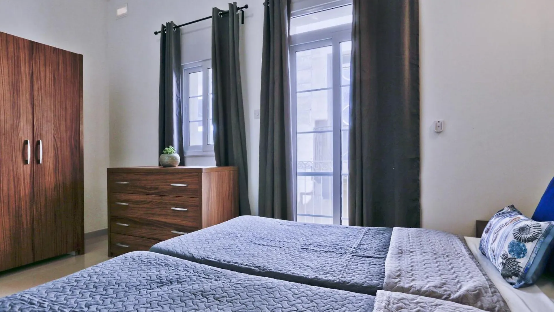 Exquisite 3-Bedroom Duplex Penthouse With Jacuzzi In Valletta Centre Lägenhet
