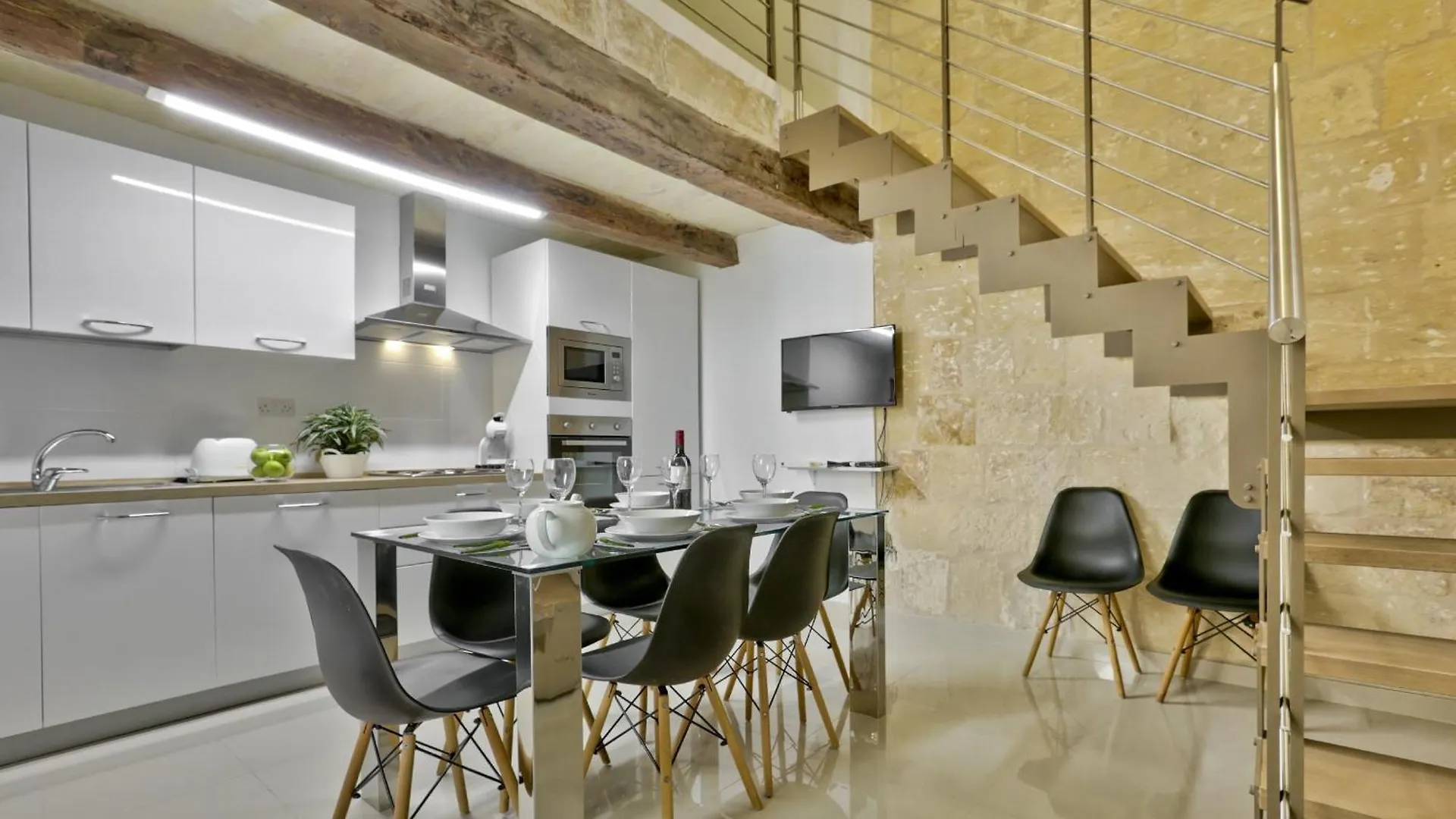 Exquisite 3-Bedroom Duplex Penthouse With Jacuzzi In Valletta Centre Malta