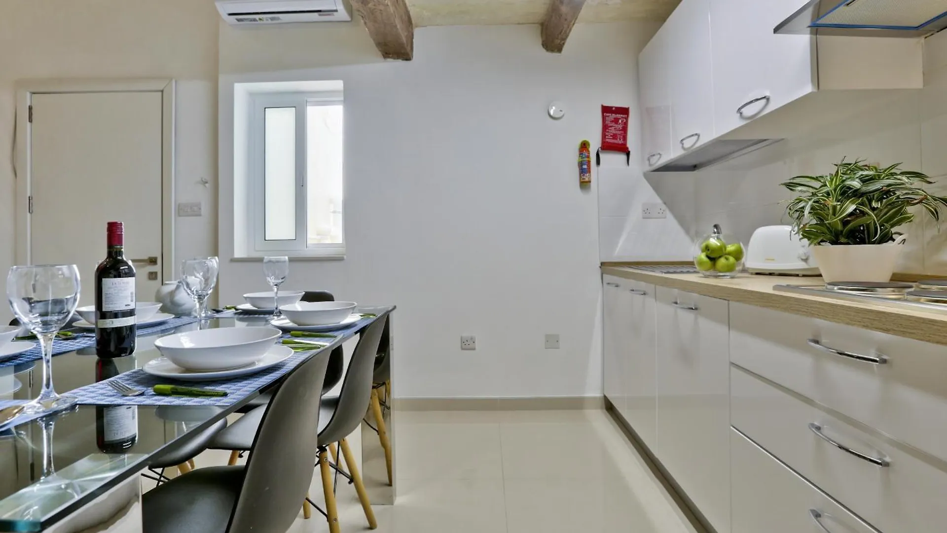 Exquisite 3-Bedroom Duplex Penthouse With Jacuzzi In Valletta Centre 0*,  Malta
