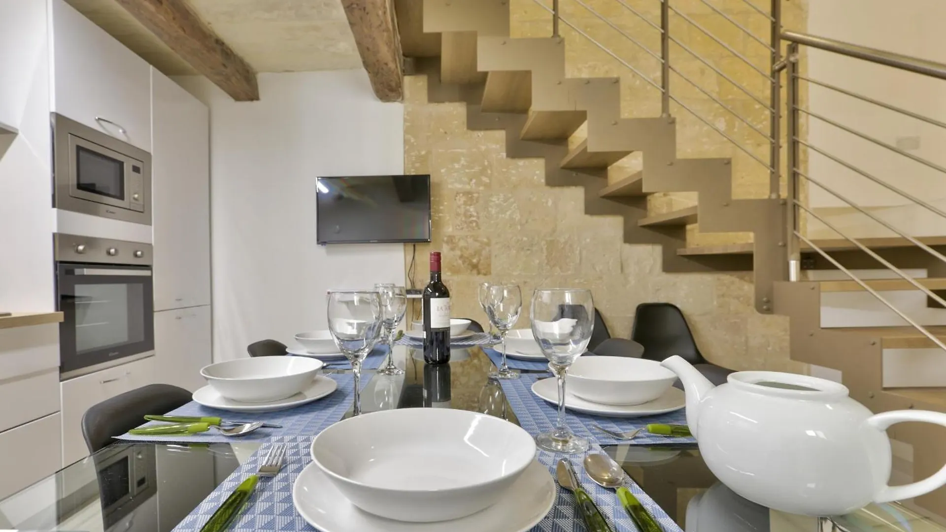 Lägenhet Exquisite 3-Bedroom Duplex Penthouse With Jacuzzi In Valletta Centre