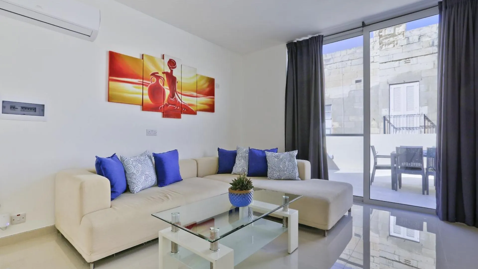 Exquisite 3-Bedroom Duplex Penthouse With Jacuzzi In Valletta Centre 0*,