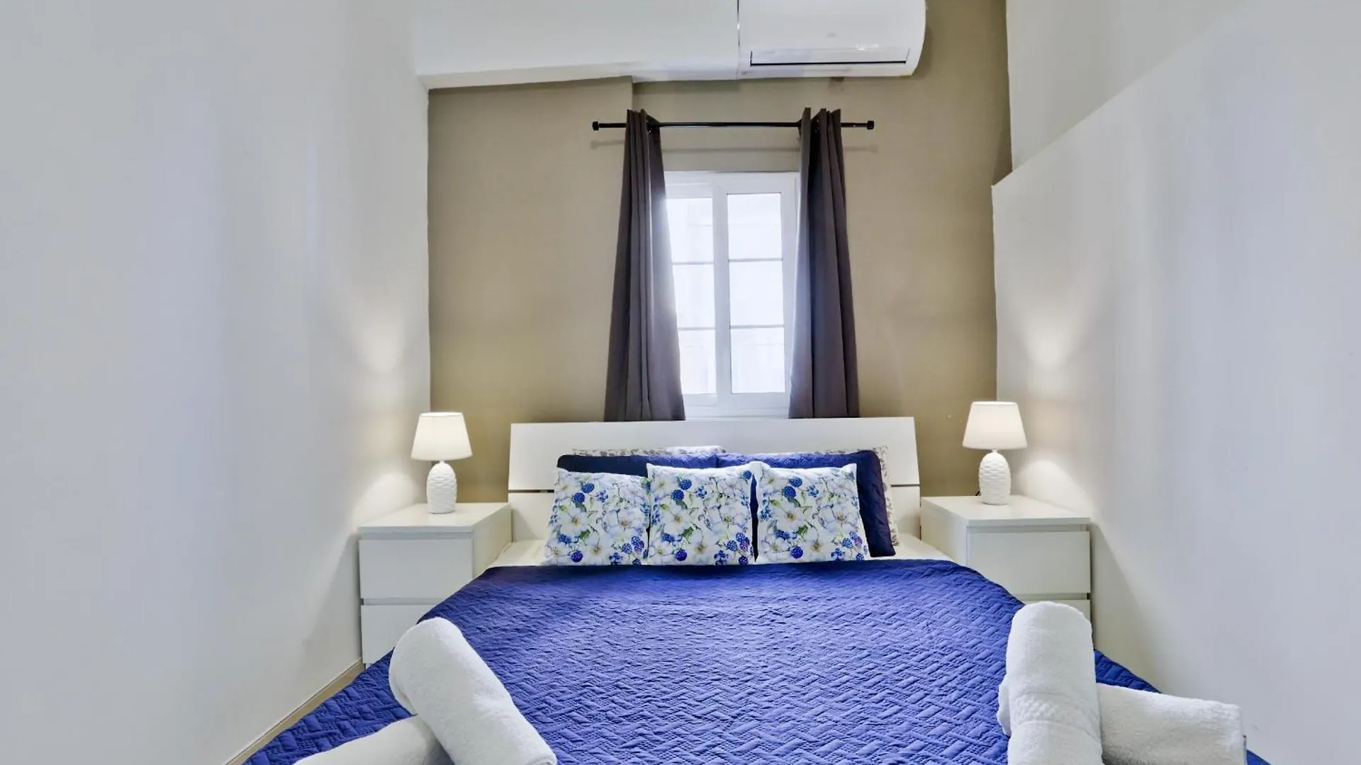 Exquisite 3-Bedroom Duplex Penthouse With Jacuzzi In Valletta Centre Lägenhet