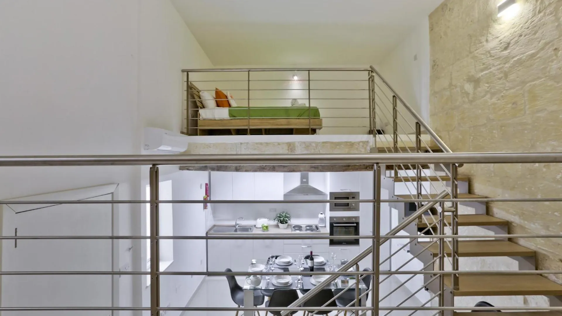 Exquisite 3-Bedroom Duplex Penthouse With Jacuzzi In Valletta Centre 0*,