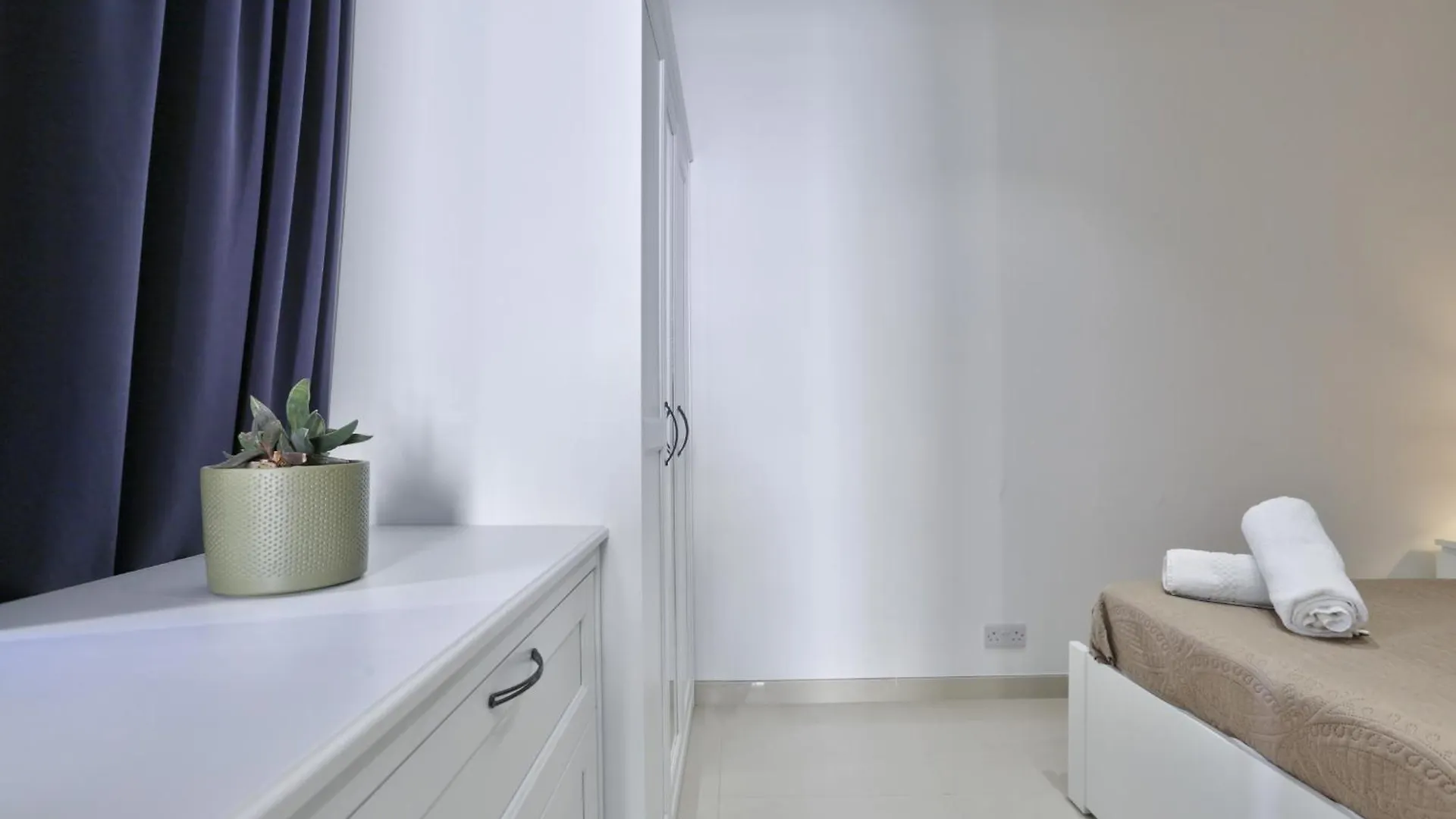 Exquisite 3-Bedroom Duplex Penthouse With Jacuzzi In Valletta Centre Lägenhet