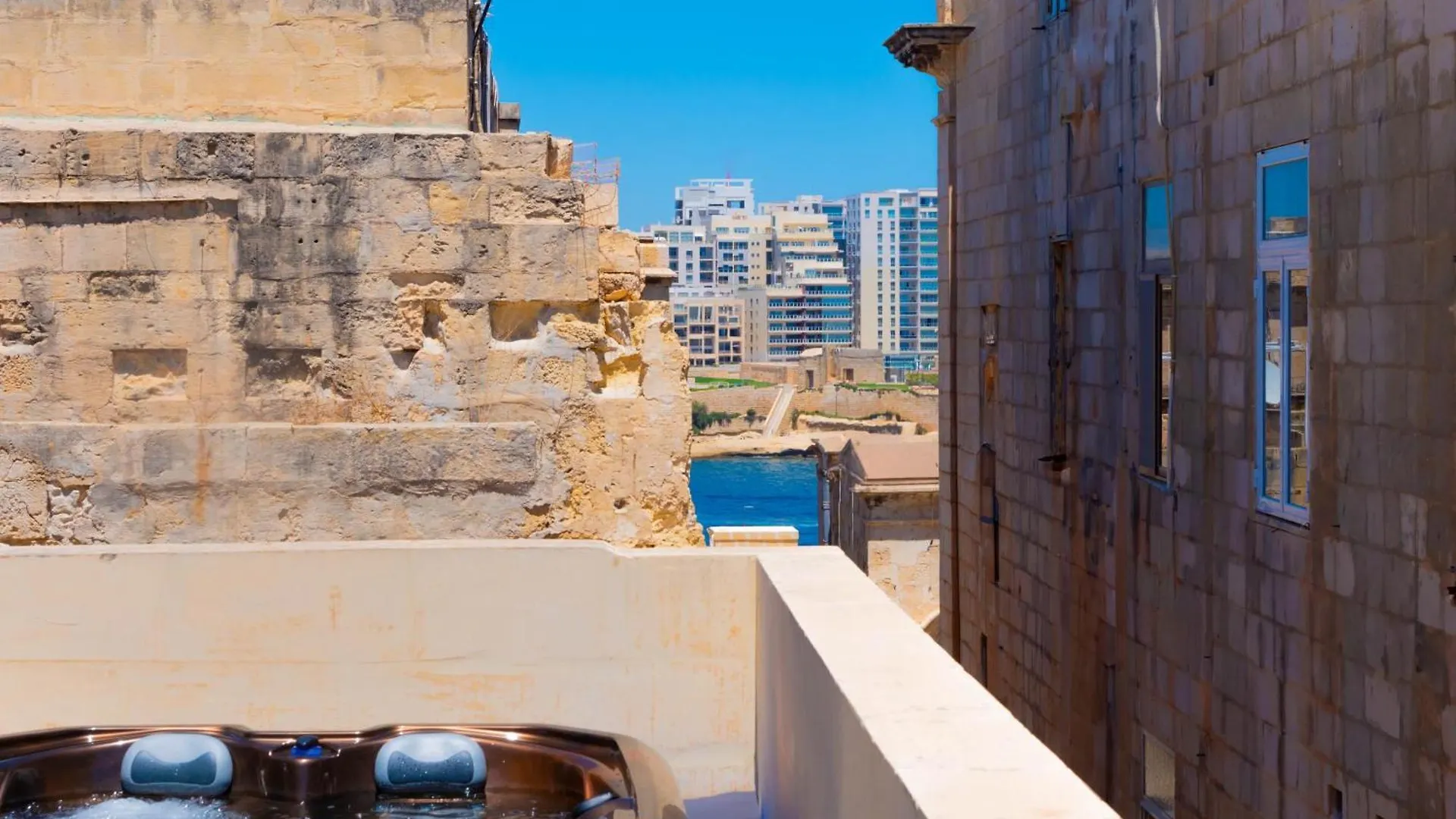 Lägenhet Exquisite 3-Bedroom Duplex Penthouse With Jacuzzi In Valletta Centre